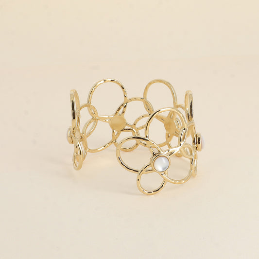 Manchette - 3 motifs floraux ajourés et nacre blanche - Dimensions : 6,5 x 5 cm - Hauteur du jonc: 40 mm