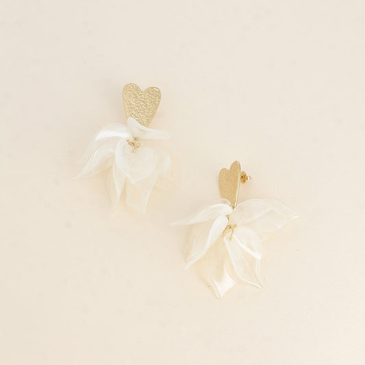 Boucles pendantes - coeur texturé et de pièces pendantes en acétate beige 35x75 mm