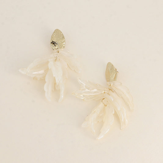 Boucles pendantes - feuillage texturé et de pièces pendantes en acétate beige 30x90 mm