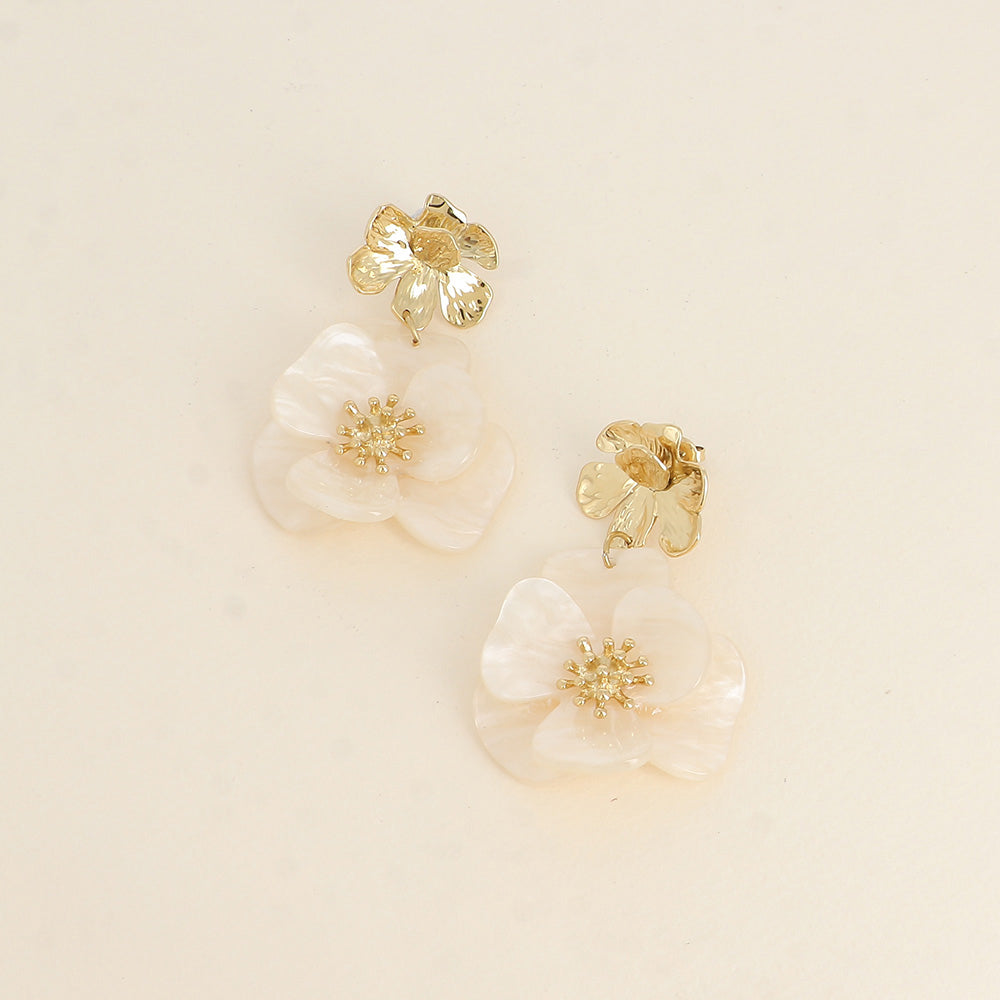 Boucles pendantes - fleur texturée et de pièces pendantes en acétate beige 40x65 mm