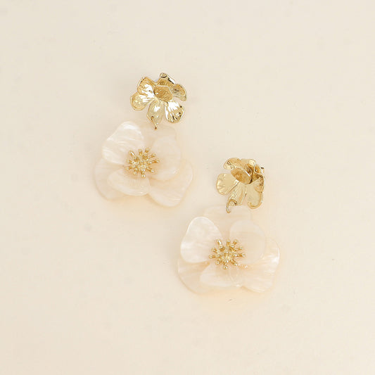 Boucles pendantes - fleur texturée et de pièces pendantes en acétate beige 40x65 mm