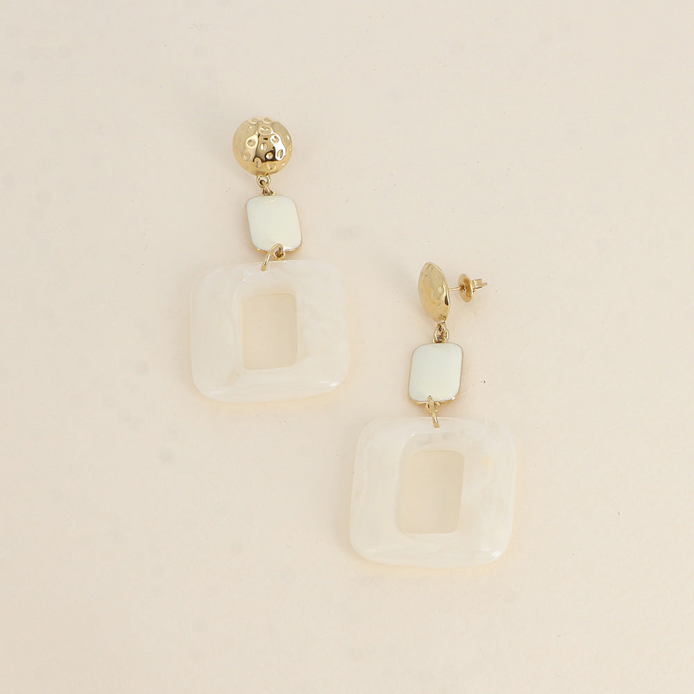 Boucles pendantes - pièce ronde texturée, rectangle en émail et pièce ajourée en acétate beige 32x72 mm