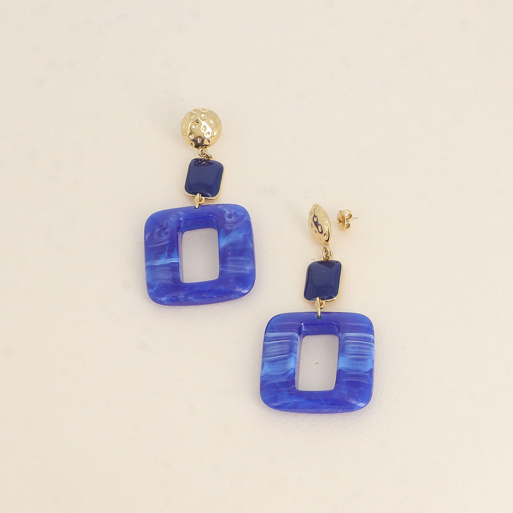 Boucles pendantes - pièce ronde texturée, rectangle en émail et pièce ajourée en acétate bleu 32x72 mm
