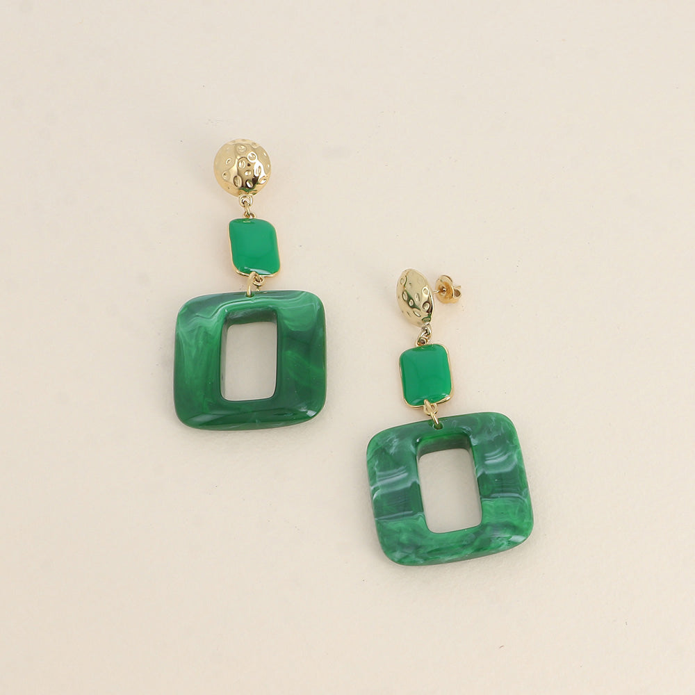 Boucles pendantes - pièce ronde texturée, rectangle en émail et pièce ajourée en acétate vert 32x72 mm