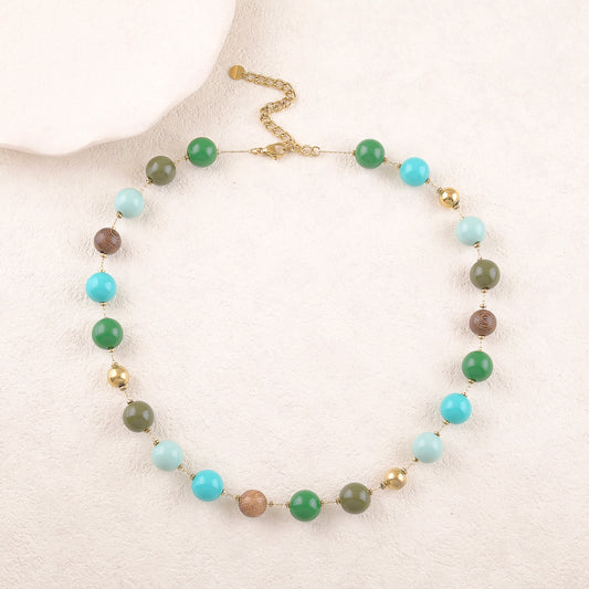 Collier avec perles en résine , perles en bois et perles dorées 44+7 cm