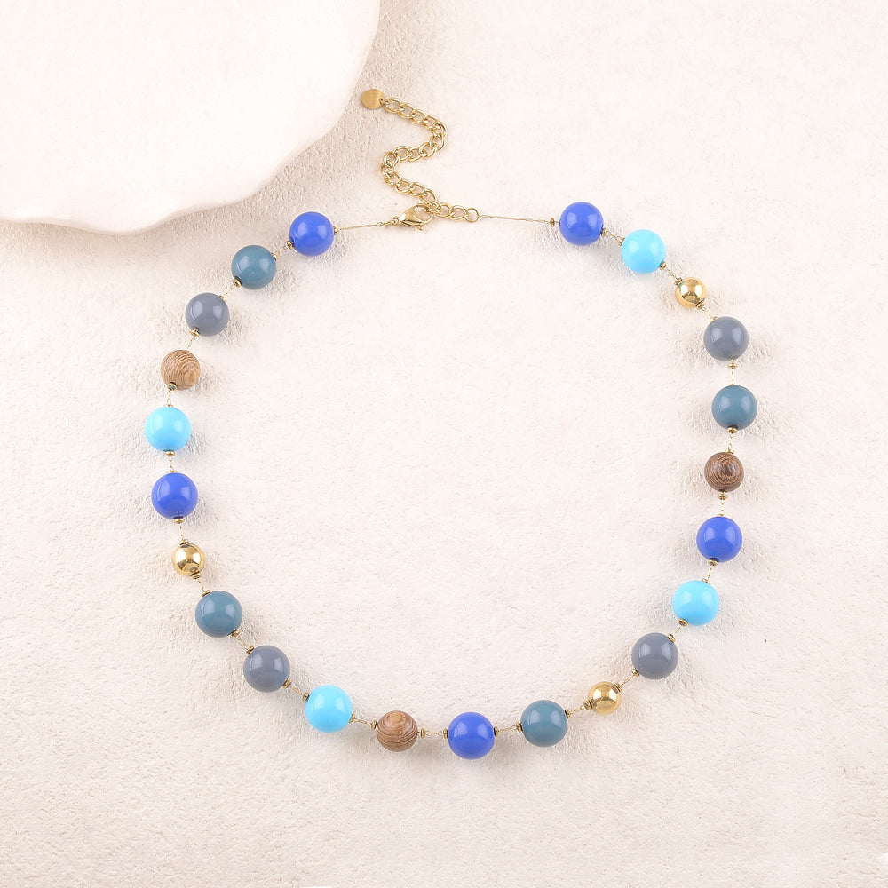 Collier avec perles en résine , perles en bois et perles dorées 44+7 cm