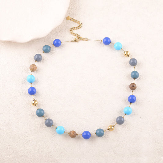 Collier avec perles en résine , perles en bois et perles dorées 44+7 cm