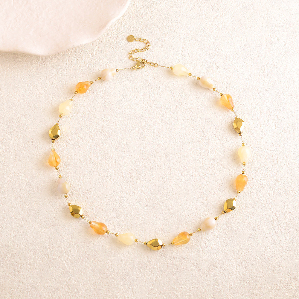 Collier avec des perles en résine  40+5 cm