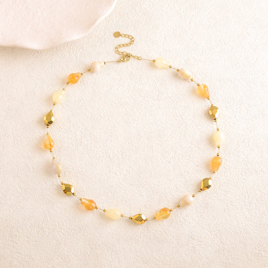 Collier avec des perles en résine  40+5 cm