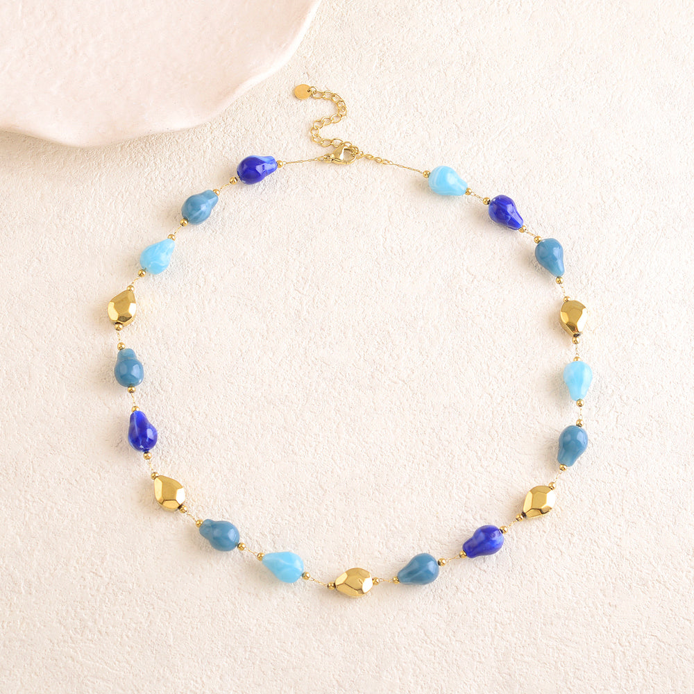 Collier avec des perles en résine  40+5 cm