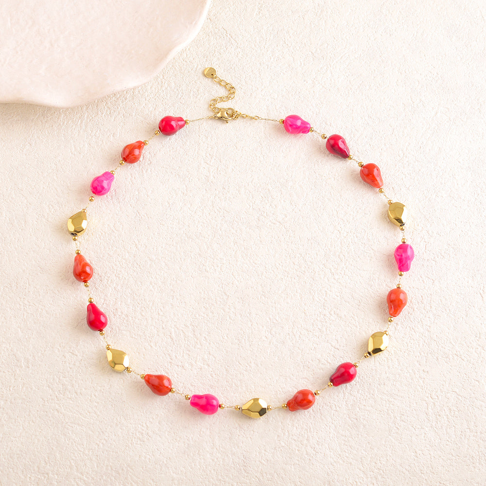 Collier avec des perles en résine  40+5 cm