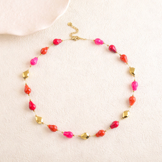 Collier avec des perles en résine  40+5 cm