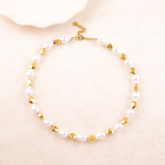 Collier avec avec des perles en résine 42+5 cm