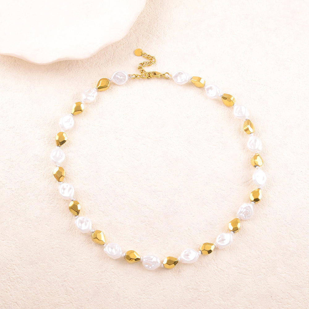Collier avec avec des perles en résine 42+5 cm