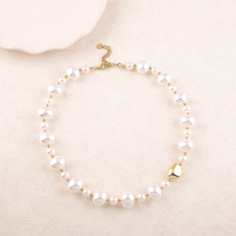 Collier avec avec des perles en résine 42+5 cm