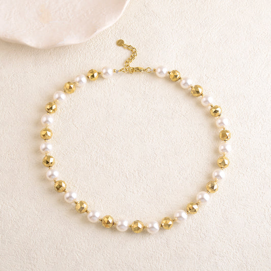 Collier avec avec des perles en résine 42+5 cm