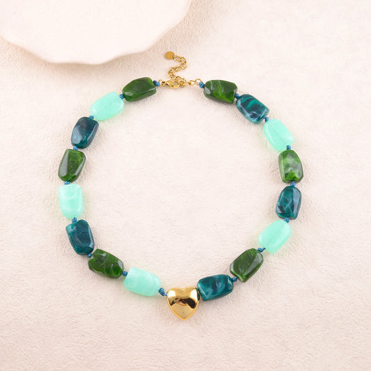 Collier avec une perles forme cœur en acier et des perles en résine couleur vert et turquoise 41+5 cm
