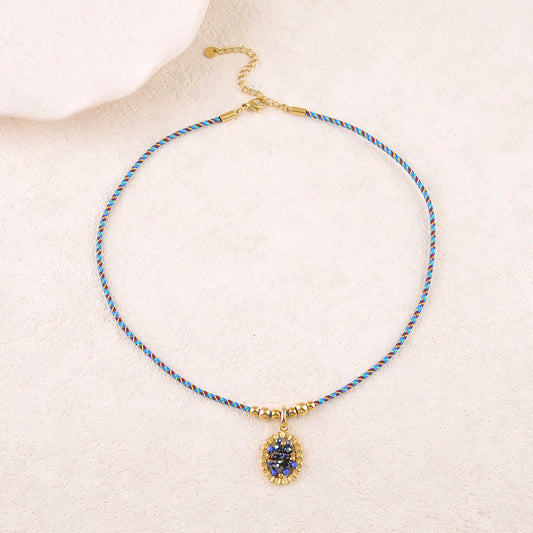 Collier sur cordon avec un anneau ovale texturé et perles en pâtes de verre vertes 39+5 cm