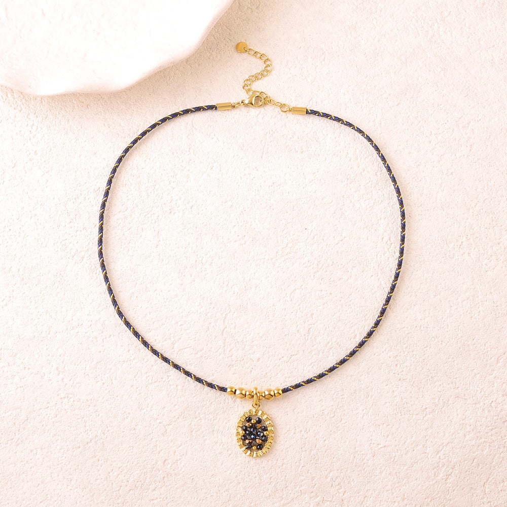 Collier sur cordon avec un anneau ovale texturé et perles en pâtes de verre vertes 39+5 cm