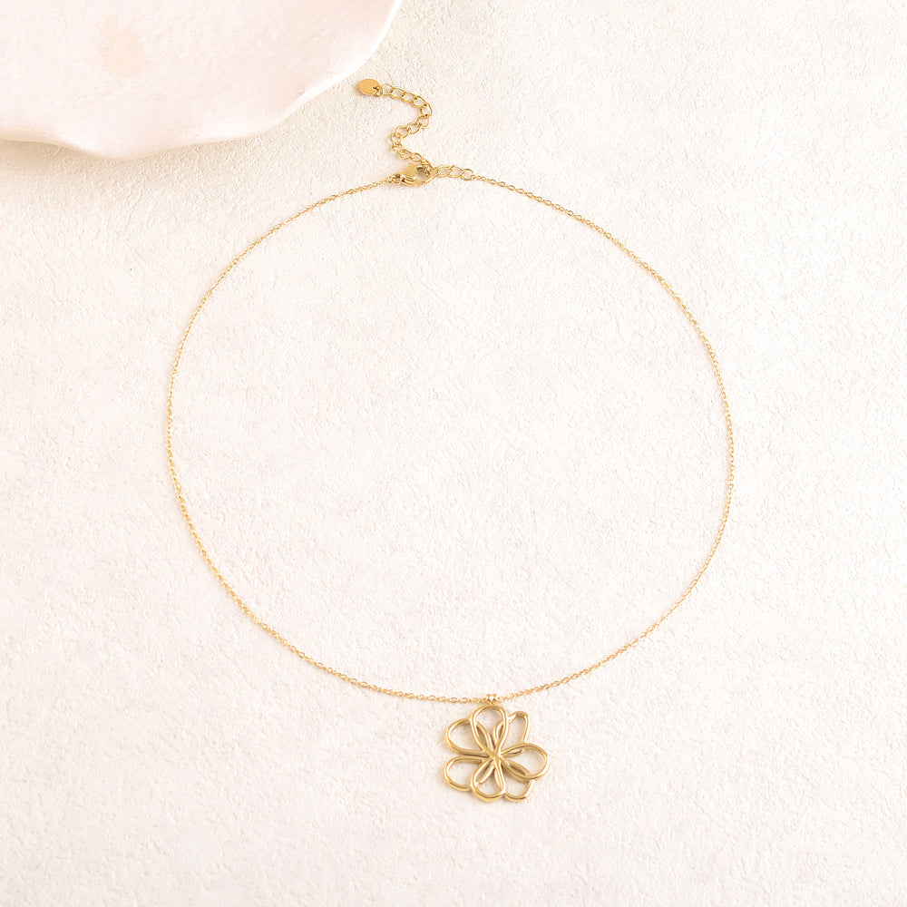 Collier doré avec une pampille forme fleur ajourée 40+5 cm