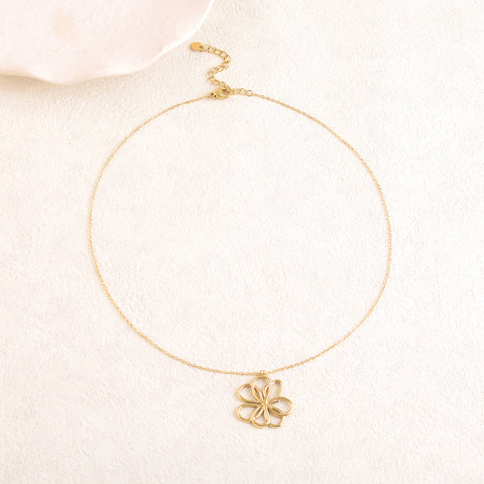 Collier doré avec une pampille forme fleur ajourée 40+5 cm