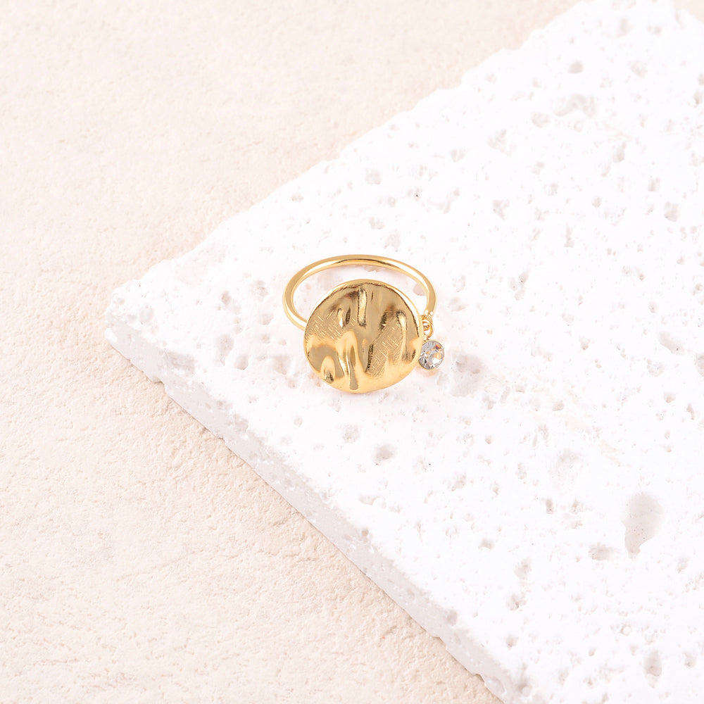 Bague avec pièce ronde texturée et oxyde de zirconium