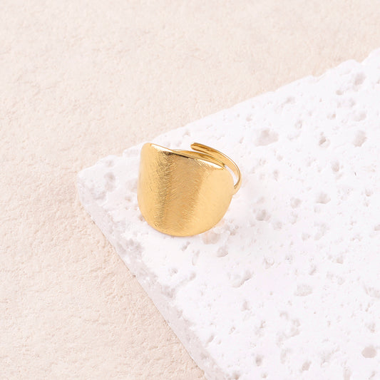 Bague avec pièce géométrique brossée