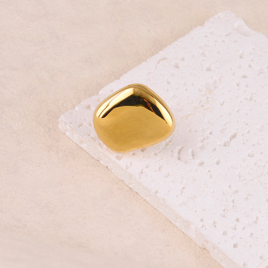 Bague avec pièce géométrique lisse et effet miroir