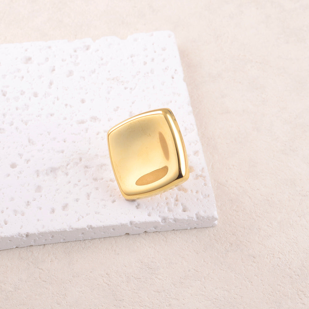 Bague avec pièce geométrique lisse et effet miroir