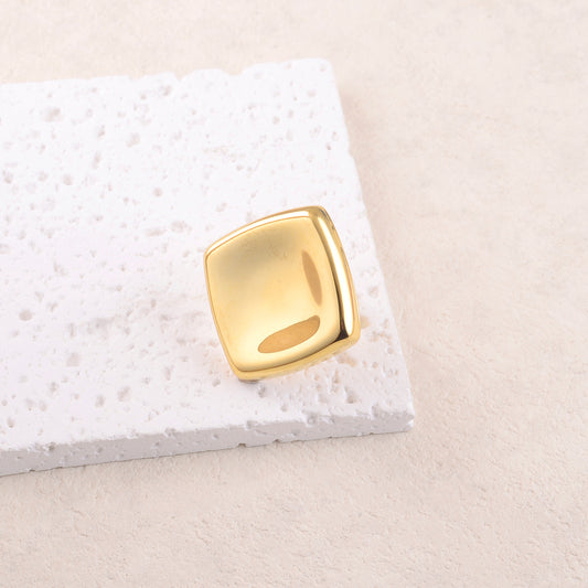 Bague avec pièce geométrique lisse et effet miroir