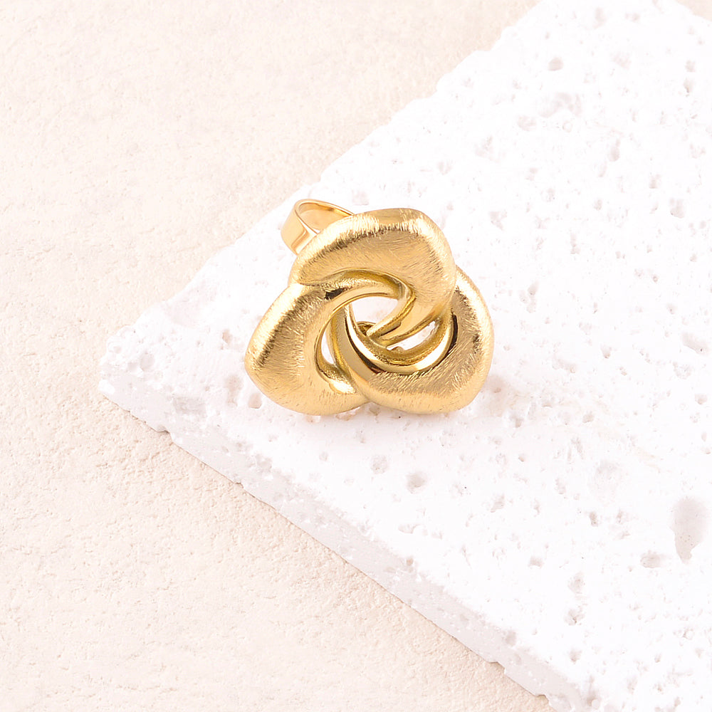 Bague avec pièce graphique ajourée brossée