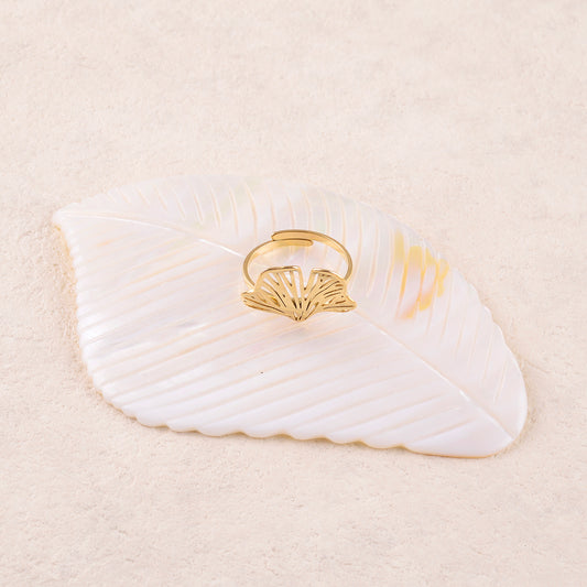 Bague avec feuille de ginkgo ajourée