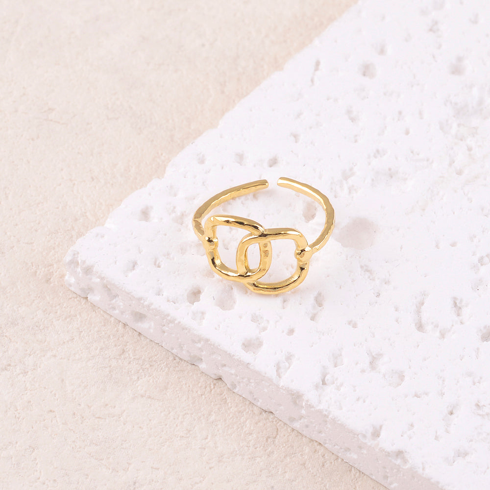 Bague avec deux anneaux rectangulaires entrelacés