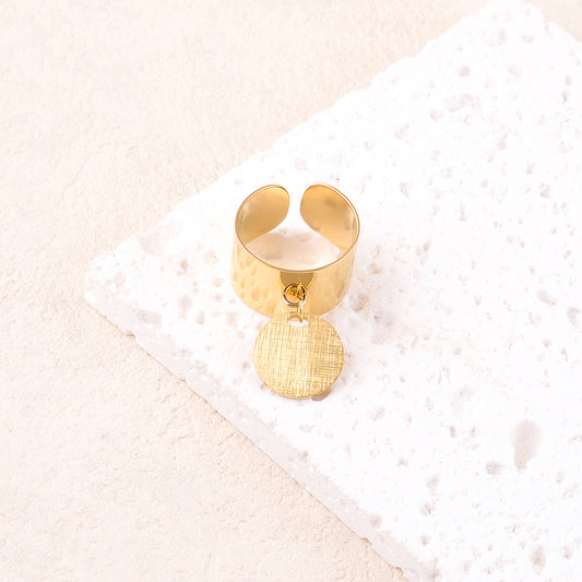 Bague lisse avec pampille ronde brossée