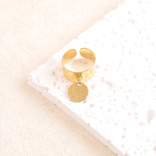 Bague lisse avec pampille ronde brossée