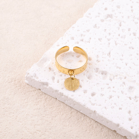 Bague lisse avec pampille ronde brossée