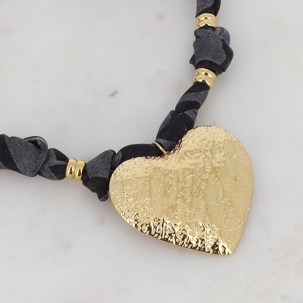 Collier sur ruban avec motif zèbre et cœur martelé 39+5 cm
IKS3225NX0680