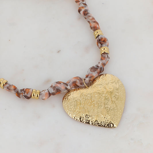 Collier sur ruban avec motif léopard jaune et cœur martelé 39+5 cm