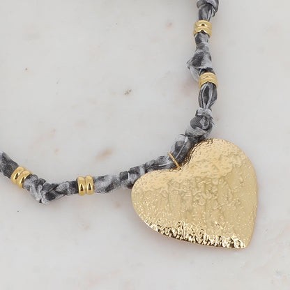 Collier sur ruban avec motif léopard noir gris et cœur martelé 39+5 cm