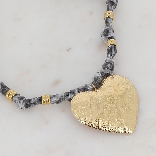 Collier sur ruban avec motif léopard noir gris et cœur martelé 39+5 cm