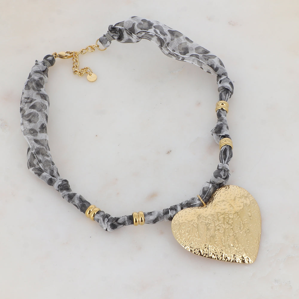 Collier sur ruban avec motif léopard noir gris et cœur martelé 39+5 cm