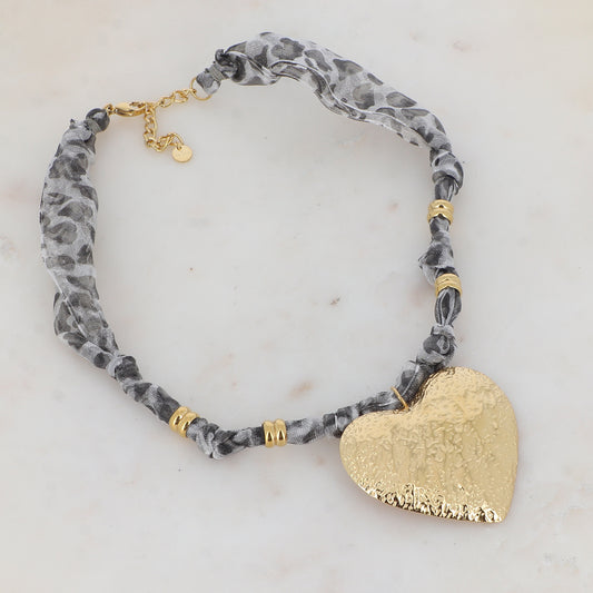 Collier sur ruban avec motif léopard noir gris et cœur martelé 39+5 cm