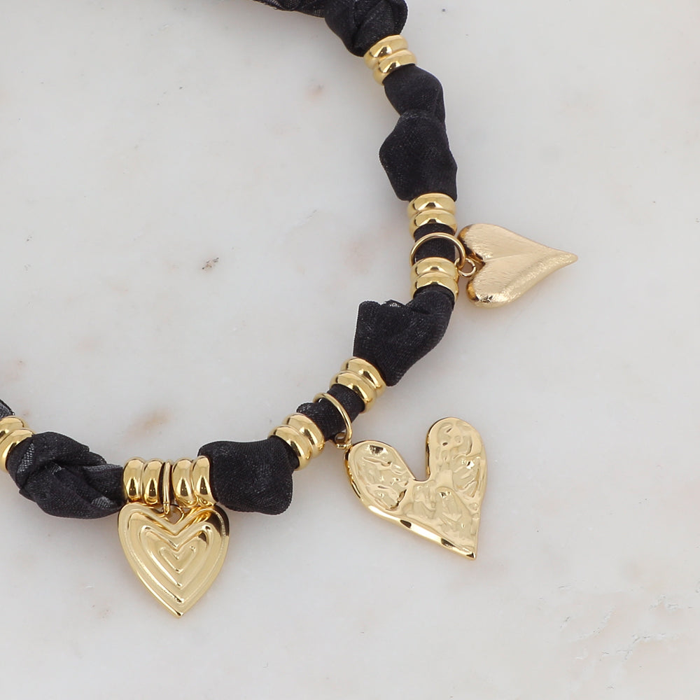 Collier sur ruban avec motif zèbre et 3 pendentifs forme cœur 39+5 cm