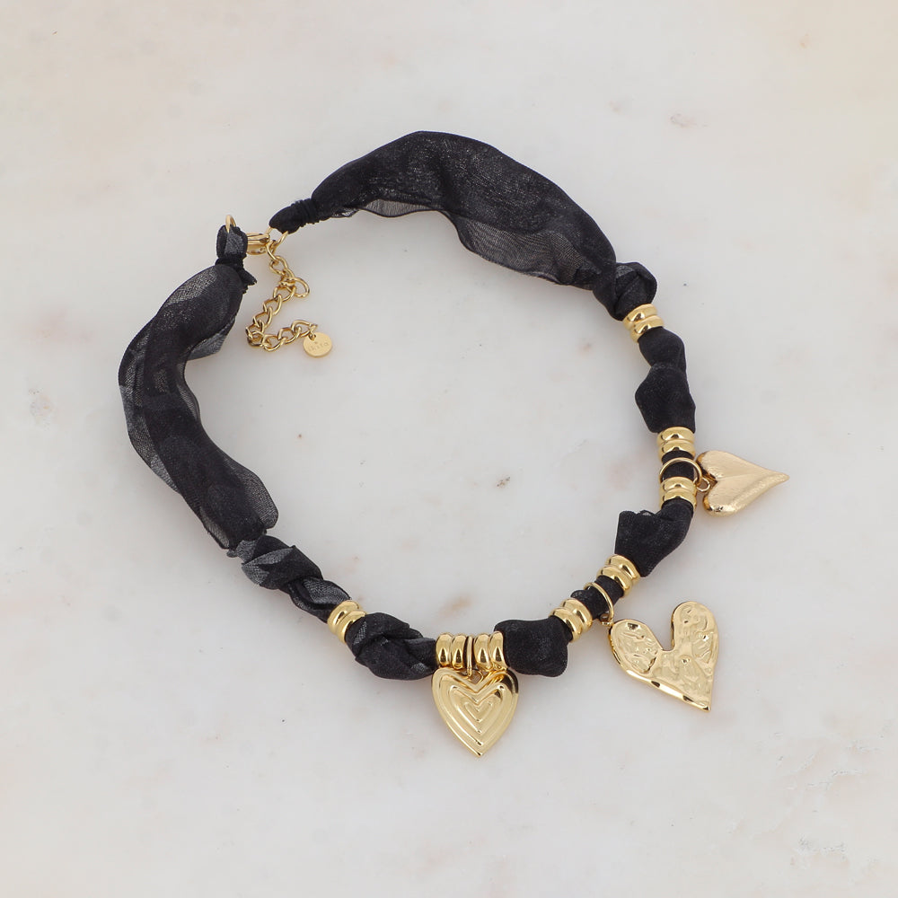 Collier sur ruban avec motif zèbre et 3 pendentifs forme cœur 39+5 cm