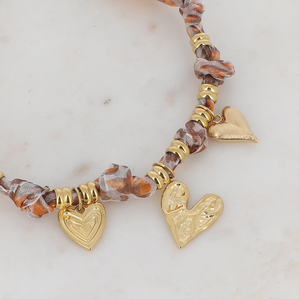 Collier sur ruban avec motif léopard jaune et 3 pendentifs forme cœur 39+5 cm