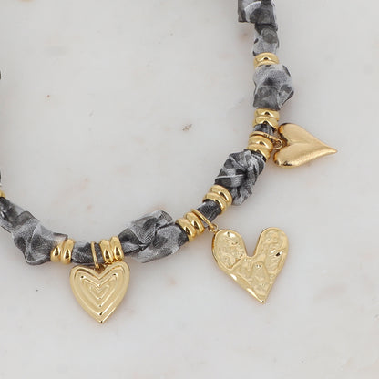 Collier sur ruban avec motif léopard noir gris et 3 pendentifs forme cœur 39+5 cm
