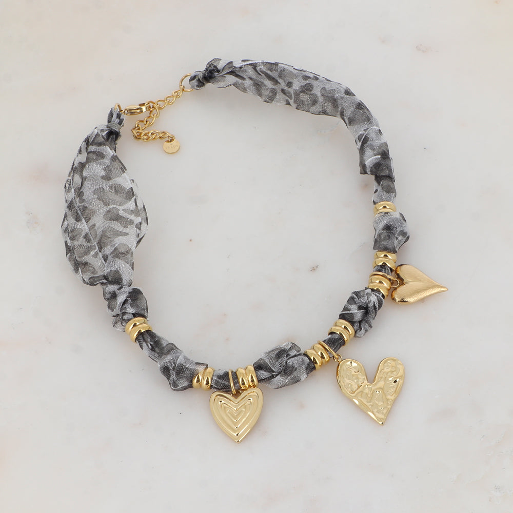 Collier sur ruban avec motif léopard noir gris et 3 pendentifs forme cœur 39+5 cm