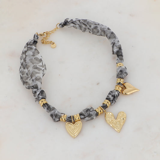 Collier sur ruban avec motif léopard noir gris et 3 pendentifs forme cœur 39+5 cm