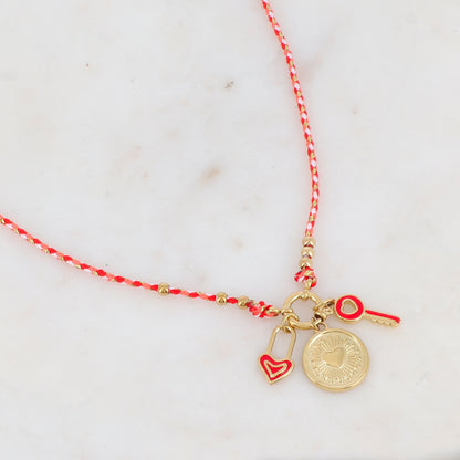 Collier sur cordon avec cadenas motif cœur émaillé, clé ajourée de façon cœur et pendentif rond motif cœur (51+5CM)