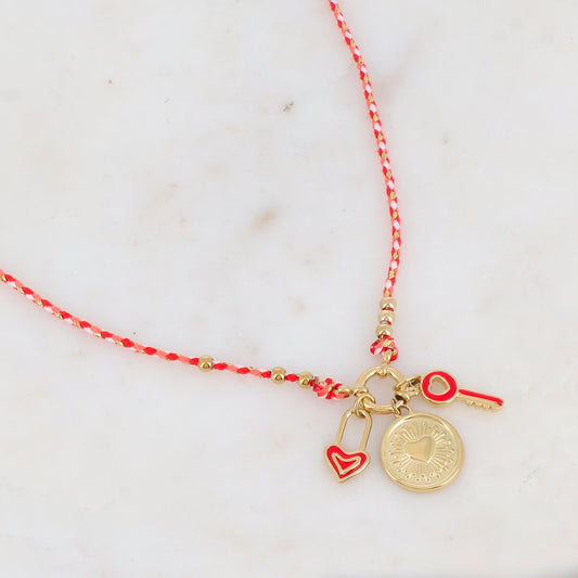 Collier sur cordon avec cadenas motif cœur émaillé, clé ajourée de façon cœur et pendentif rond motif cœur (51+5CM)